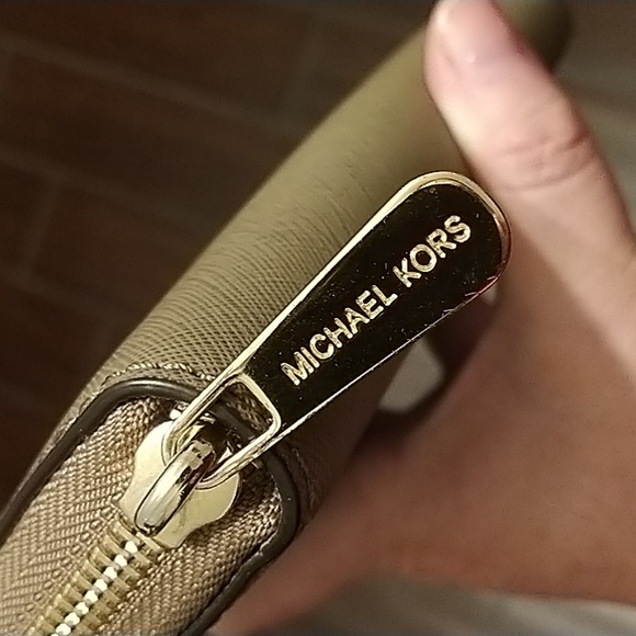 Michael Kors Wallet 8x4 Like New - Picture 8 of 8